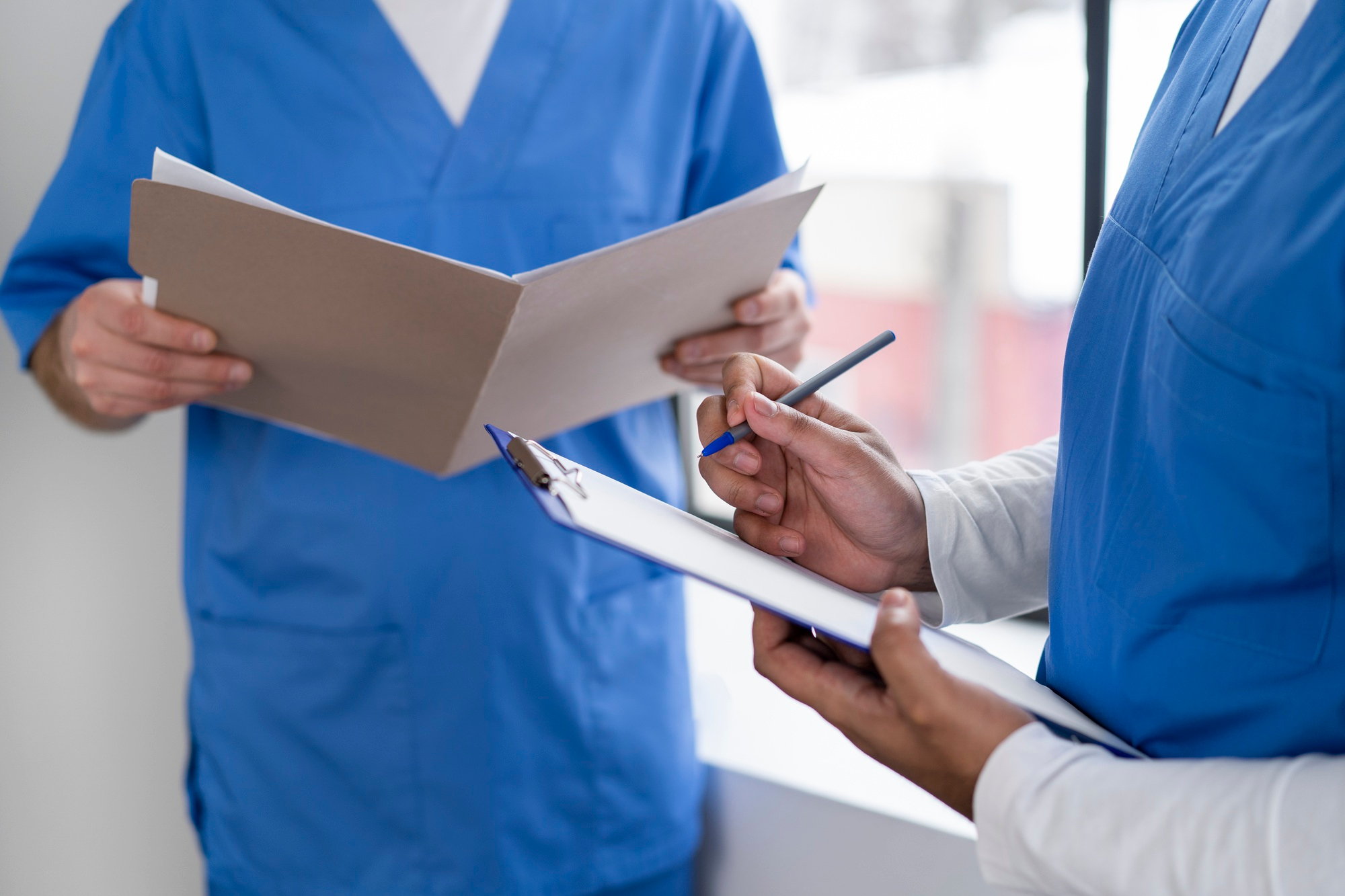 Zwei Personen bei der Auswertung von Daten  in der Pflege - Hauskrankenpflege Duckstein